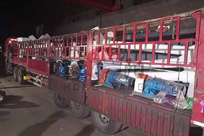 紅陽(yáng)礦山發(fā)貨陜西神木現(xiàn)場(chǎng)：設(shè)備發(fā)貨忙不停，全力以赴為客戶！